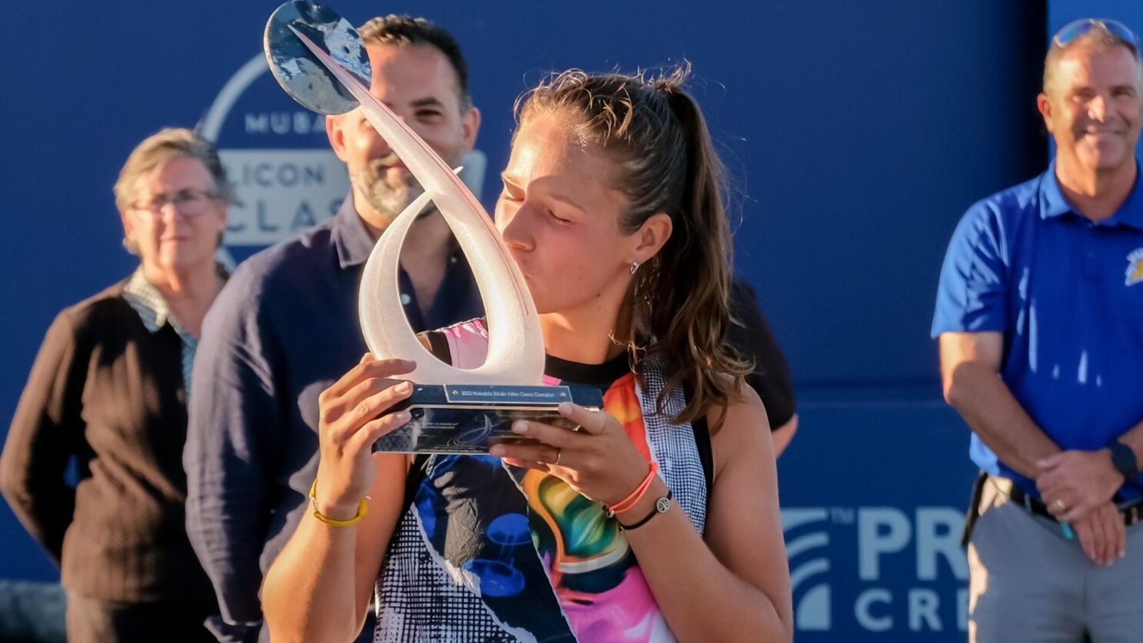 Top 5 advantages of customised trophies and awards in professional sports 1 Custom shaped trophy