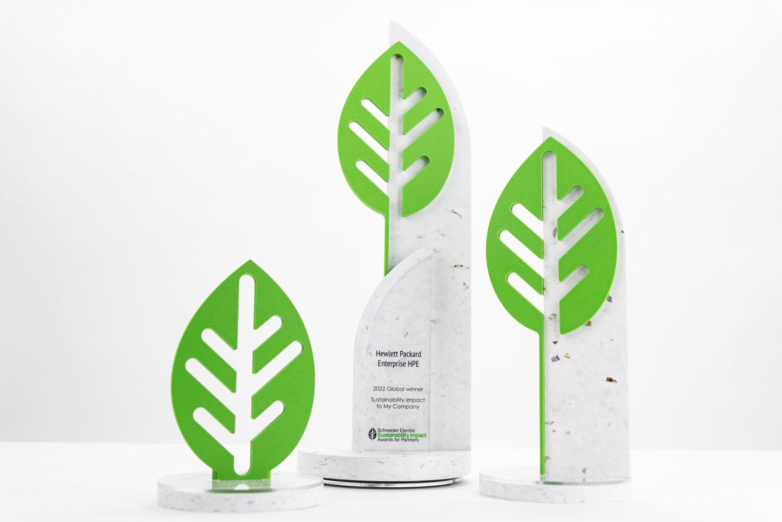 Awards voor elk duurzaam evenement: de weg naar duurzaamheid bij events in de evenementenbranche 4 HP trophy trio showing larger, medium and small event trophies