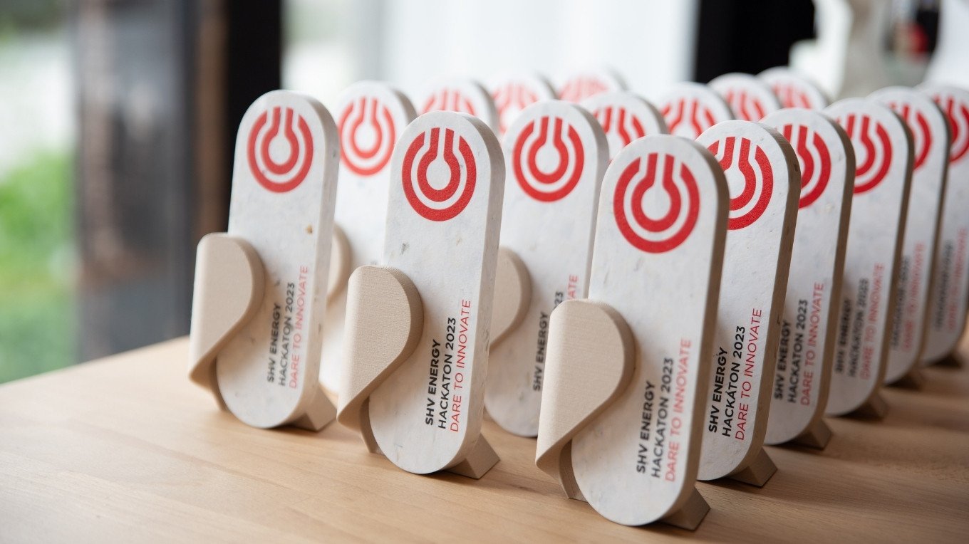Awards voor elk duurzaam evenement: de weg naar duurzaamheid bij events in de evenementenbranche 1 Multiple minimal event trophies all lined up neatly