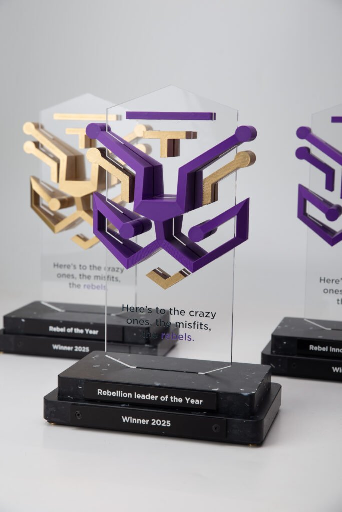 Evenement trofee ideeën: waar je ontwerpinspiratie kunt vinden voor je prijzen 9 Technologie- en AI-trofee-ideeën