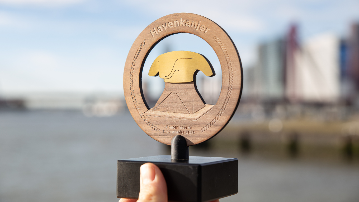 What materials are used in high-end event trophies? 6 Havenkanjer wooden high end trophy