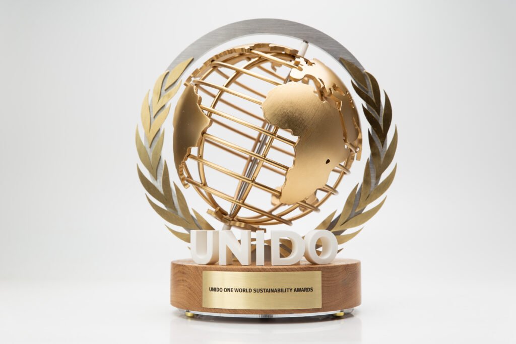 What materials are used in high-end event trophies? 2 Materials used in high-end event trophies