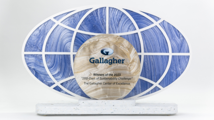 Gegraveerde evenemententrofées met logobranding en personalisatie 2 Gegraveerde evenementenbekers met logo