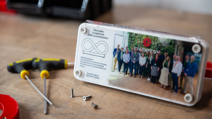Gegraveerde evenemententrofées met logobranding en personalisatie 8 Materiaalpaspoort