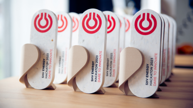 Gegraveerde evenemententrofées met logomerken en personalisatie 5 Trofeeën graveren uv-printen op kunststof