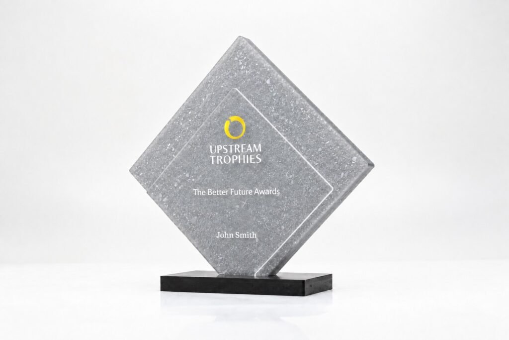 Ruitvormige trofee met Silver Dust middelpunt gemaakt van gerecyclede parfumdopjes op een zwarte sokkel